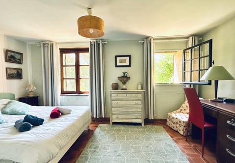 Photo of the whole room, Seating area, towels