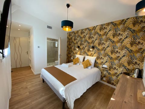 Bed, TV and multimedia, Photo of the whole room, Bedroom, wardrobe