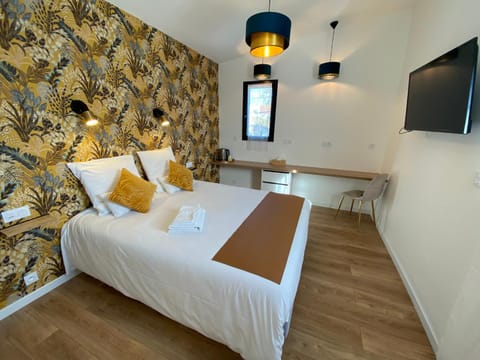 Bed, TV and multimedia, Photo of the whole room, Bedroom
