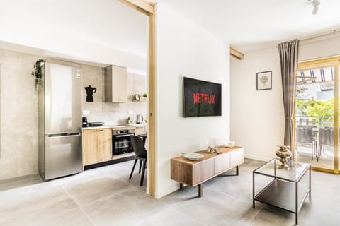 TV and multimedia, Kitchen or kitchenette, Dining area, oven, stove, toaster