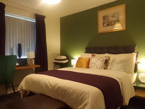 4 Bedroom Executive detached house, sleep 10, Garden, Ideal for Contractors, family and group, by home away at Ideal home & cottage Apartment in Walsall