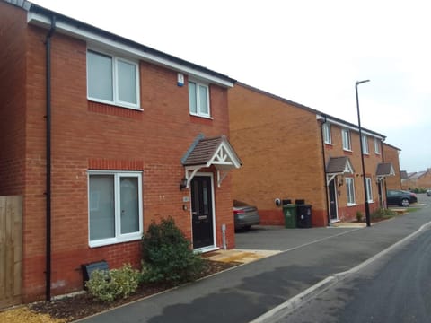 4 Bedroom Executive detached house, sleep 10, Garden, Ideal for Contractors, family and group, by home away at Ideal home & cottage Apartment in Walsall