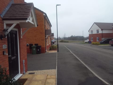 4 Bedroom Executive detached house, sleep 10, Garden, Ideal for Contractors, family and group, by home away at Ideal home & cottage Apartment in Walsall