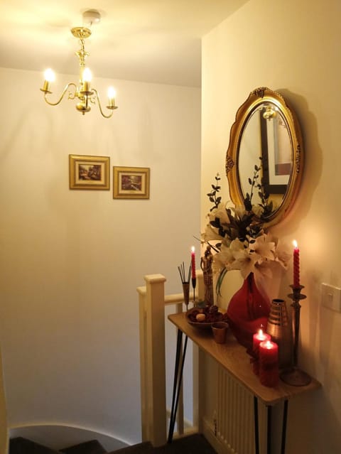 4 Bedroom Executive detached house, sleep 10, Garden, Ideal for Contractors, family and group, by home away at Ideal home & cottage Apartment in Walsall