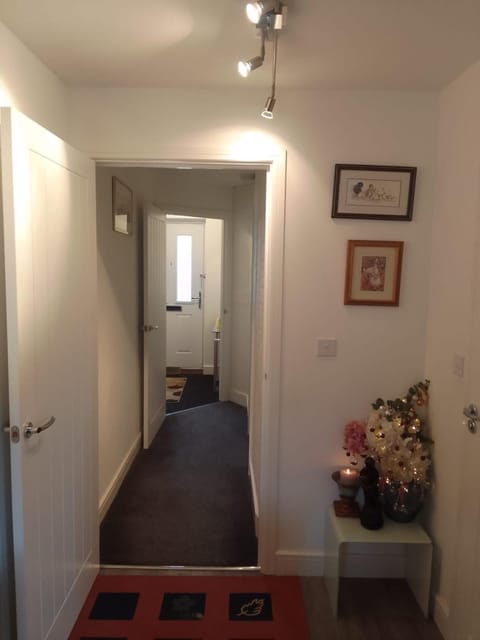 4 Bedroom Executive detached house, sleep 10, Garden, Ideal for Contractors, family and group, by home away at Ideal home & cottage Apartment in Walsall