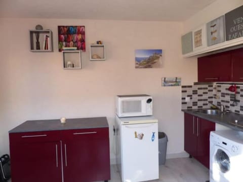 Kitchen or kitchenette, oven, stove