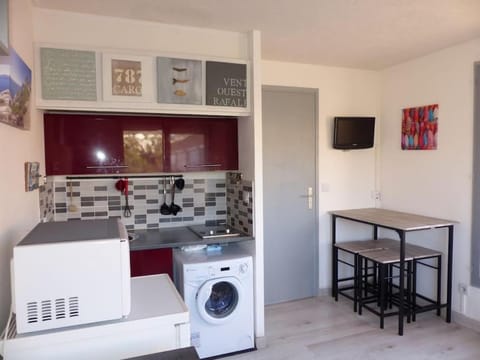 Kitchen or kitchenette, Seating area, Dining area, oven, stove, washing machine