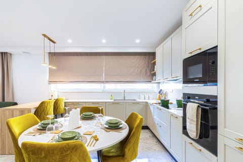 Coffee/tea facilities, Kitchen or kitchenette, Seating area, Dining area, dishwasher, heating, microwave, oven, stove, toaster, kitchen