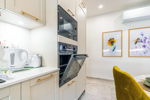 Coffee/tea facilities, Dining area, microwave, oven, stove, toaster, kitchen