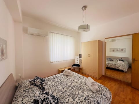 Bedroom, air conditioner