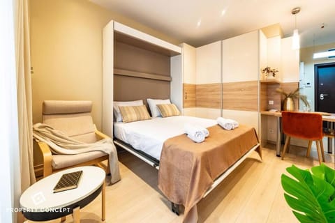 Bed, TV and multimedia, Photo of the whole room, Bedroom, towels, wardrobe