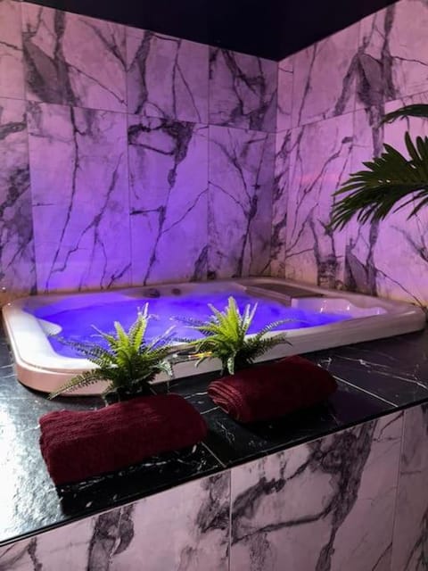 Hot Tub, Spa and wellness centre/facilities