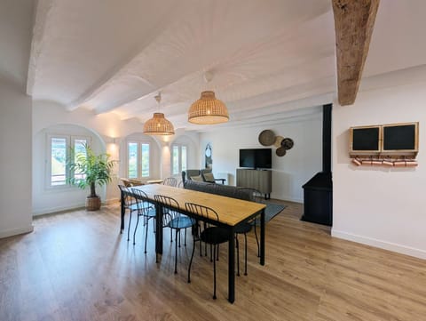 TV and multimedia, Seating area, Dining area
