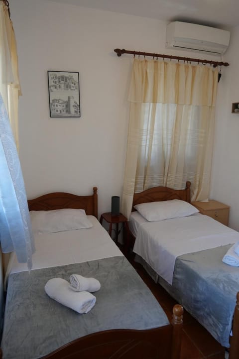 Summer House - Room for 2 people in 2nd Floor House in Montenegro