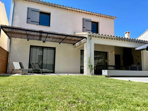 Property building, BBQ facilities, Garden, Swimming pool, kitchen