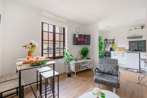 Kitchen or kitchenette, Living room, Seating area, Breakfast, kitchen