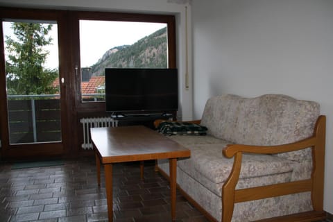 TV and multimedia, Living room, Seating area, Mountain view