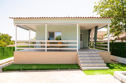 Property building, Day, Balcony/Terrace
