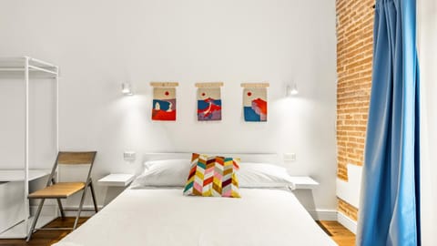 Photo of the whole room, Bedroom