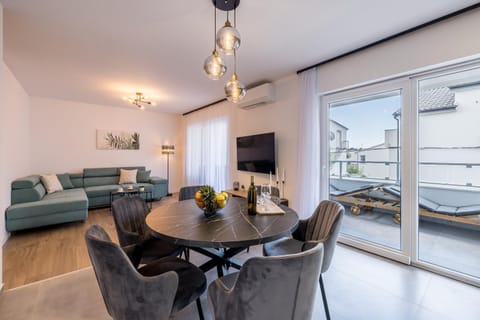 Communal lounge/ TV room, TV and multimedia, View (from property/room), Balcony/Terrace, Living room, Seating area, Dining area, Evening entertainment