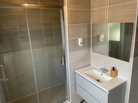 Shower, Bathroom, towels