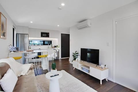 Communal lounge/ TV room, TV and multimedia, Living room, Seating area, Dining area, Evening entertainment, air conditioner