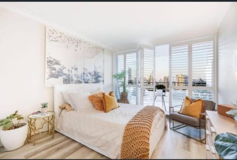Bed, Living room, Photo of the whole room, Seating area, Bedroom