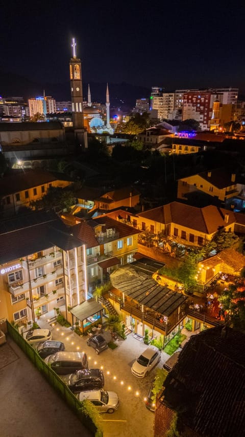 Property building, Restaurant/places to eat, Night, City view, Location