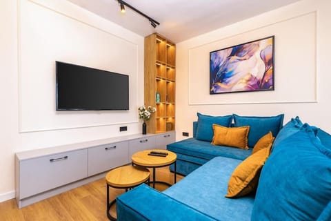 Communal lounge/ TV room, TV and multimedia, Living room, Seating area, Evening entertainment