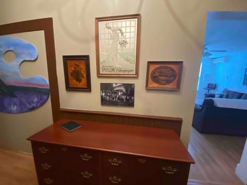 The Champagne Suite 2 Apartment in Hammondsport