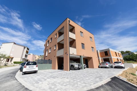 Property building, Neighbourhood, Street view, Location, Parking