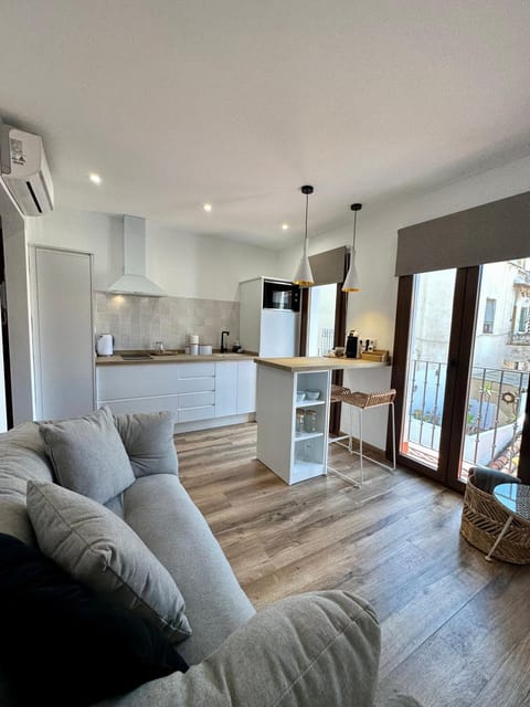 TV and multimedia, Kitchen or kitchenette, Living room, Seating area, Dining area