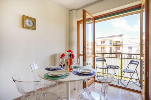 Seating area, Dining area