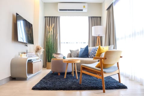 TV and multimedia, Living room, Seating area, air conditioner