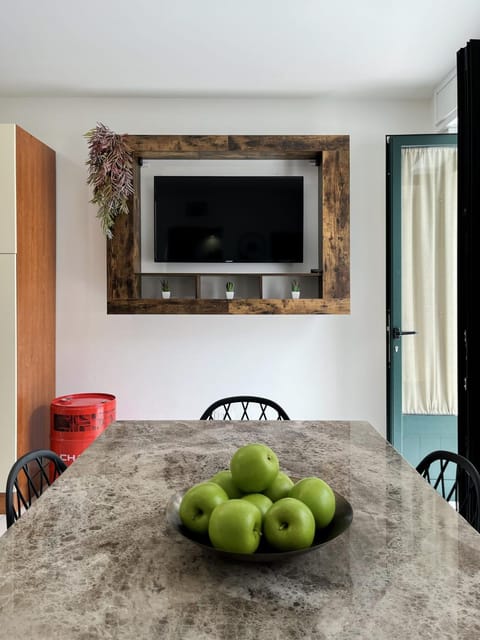 TV and multimedia, Food and drinks, Dining area