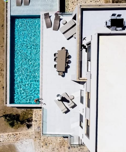 Property building, Day, Pool view, Swimming pool