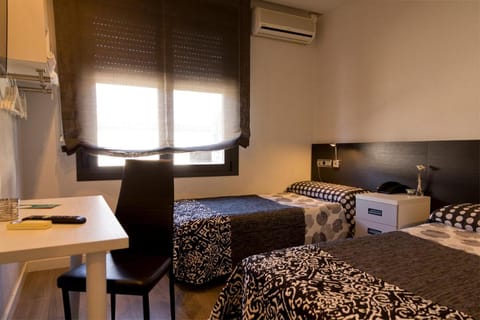 Bed, TV and multimedia, Photo of the whole room, Bedroom, air conditioner