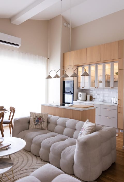 Kitchen or kitchenette, Living room, Seating area, pet friendly, air conditioner