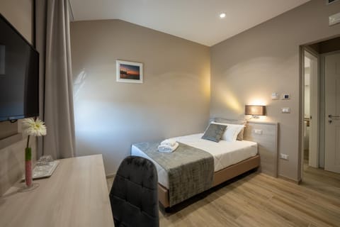 Bed, Photo of the whole room, minibar