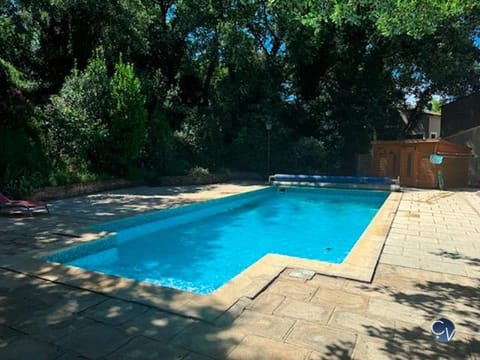 Villa spacieuse, grande piscine et jardin House in Uzes