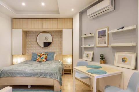 Bed, Photo of the whole room, Seating area, air conditioner