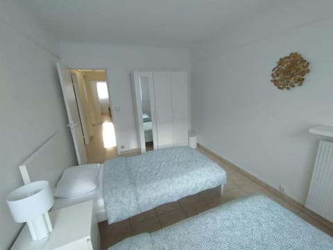 5 mn, 450m walk Metro La Defense, 3 bedrooms, Parking Apartment in Puteaux