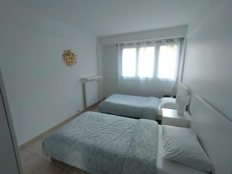 5 mn, 450m walk Metro La Defense, 3 bedrooms, Parking Apartment in Puteaux