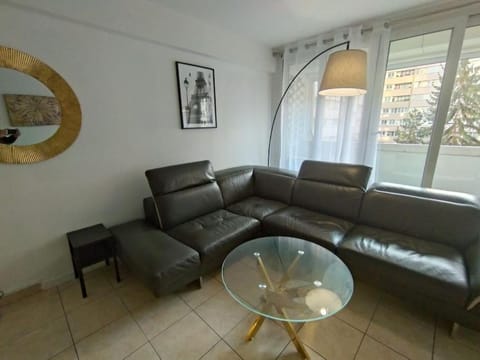 5 mn, 450m walk Metro La Defense, 3 bedrooms, Parking Apartment in Puteaux