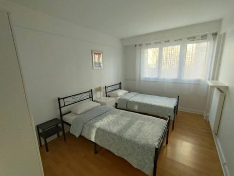 5 mn, 450m walk Metro La Defense, 3 bedrooms, Parking Apartment in Puteaux