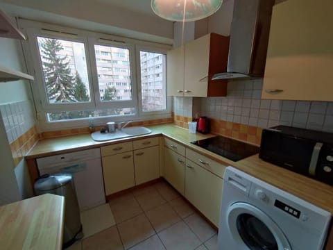 5 mn, 450m walk Metro La Defense, 3 bedrooms, Parking Apartment in Puteaux