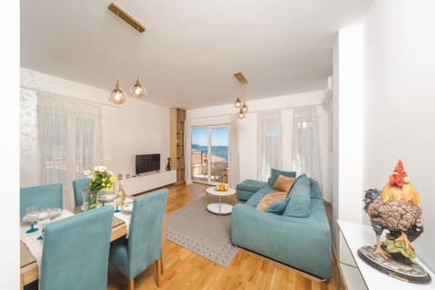 Natural landscape, TV and multimedia, Living room, Seating area
