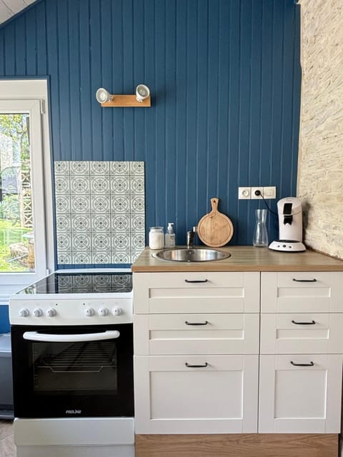 Coffee/tea facilities, Kitchen or kitchenette, stove