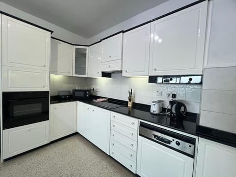 Sliema Waves - Oceanview Escape Apartment in Sliema