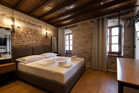 Bed, TV and multimedia, Photo of the whole room, Bedroom, towels